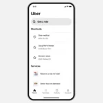 Giao diện Uber đơn giản hóa với chữ lớn và ít nút hơn, giúp người cao tuổi dễ dàng sử dụng ứng dụng gọi xe.