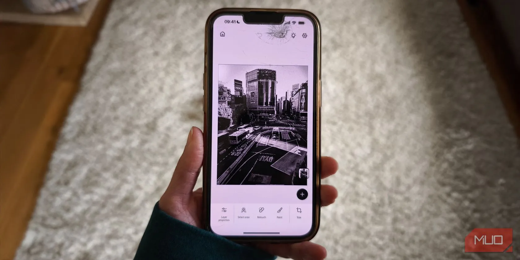 Giao diện ứng dụng Adobe Photoshop Mobile trên iPhone, thể hiện khả năng chỉnh sửa ảnh chuyên nghiệp trên thiết bị di động.