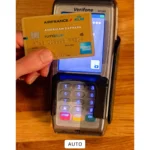 Giao diện ứng dụng Ảnh trên iPhone hiển thị ảnh chụp thẻ tín dụng với các số bị che mờ một phần