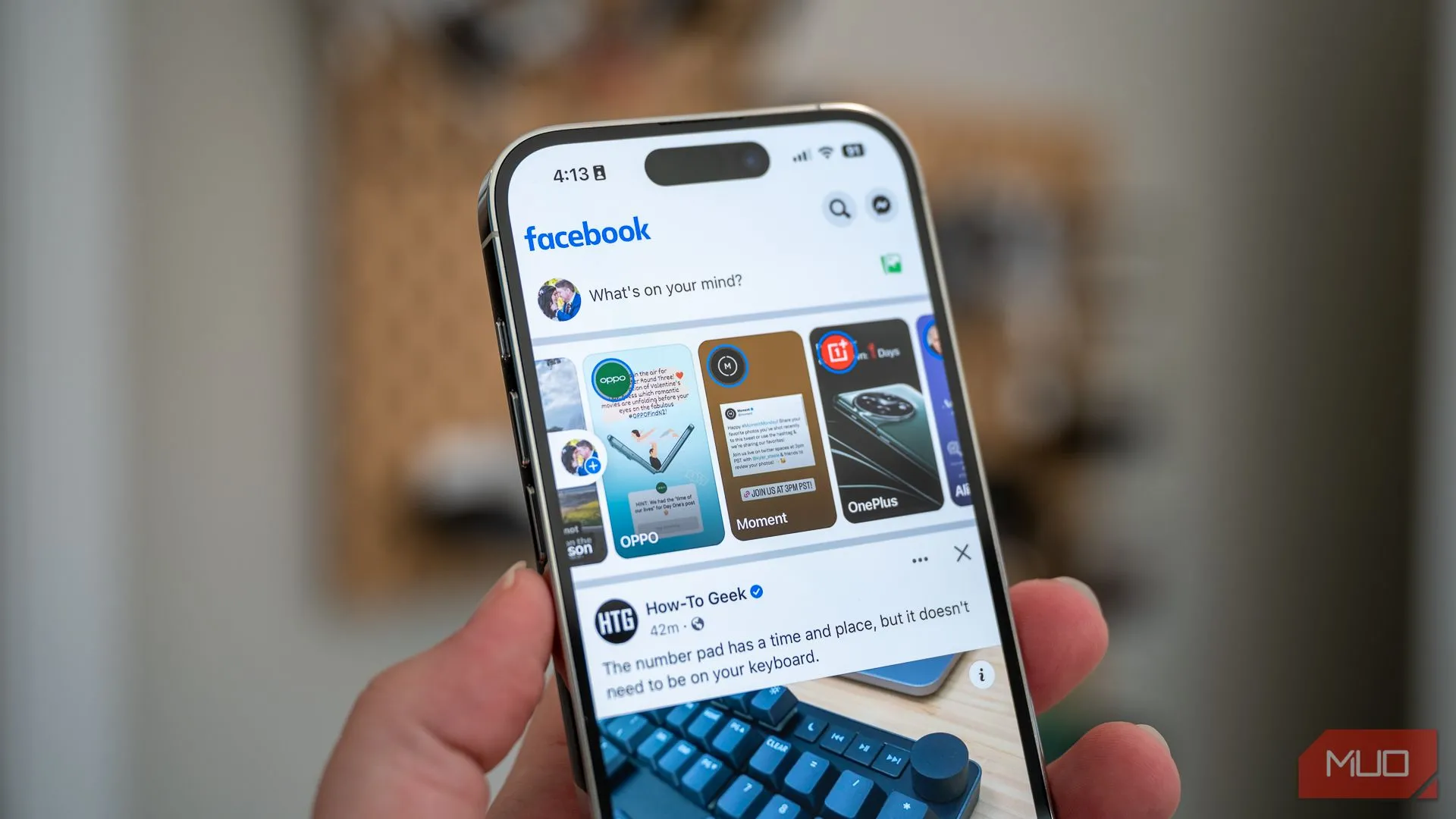 Giao diện ứng dụng Facebook trên iPhone 14 Pro, minh họa tầm quan trọng của việc bảo vệ quyền riêng tư