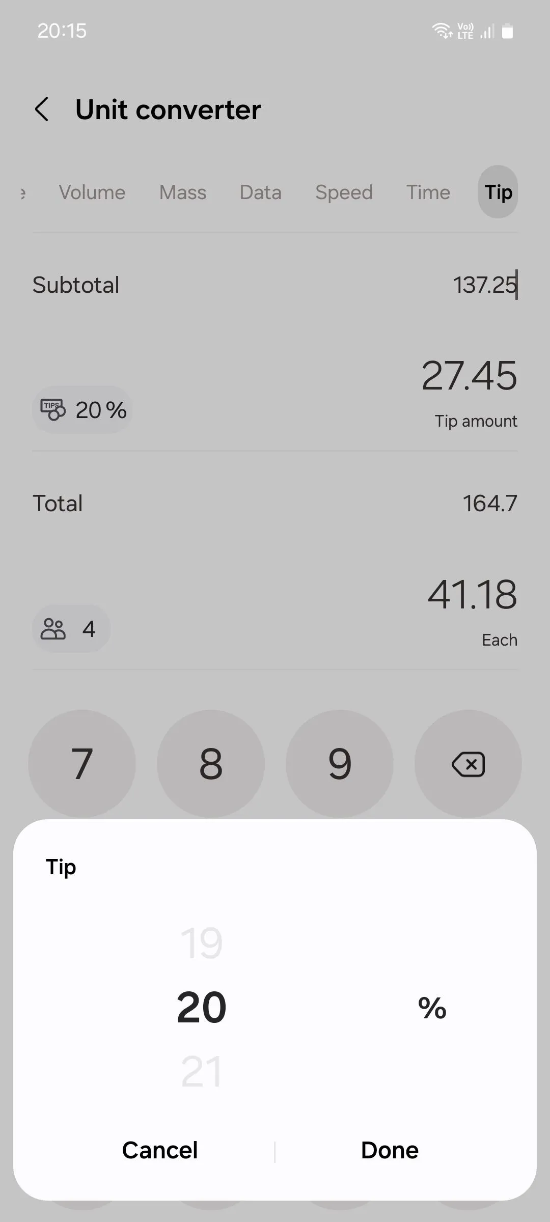 Giao diện ứng dụng máy tính Samsung hiển thị kết quả tính tiền tip và chia hóa đơn đã hoàn thành