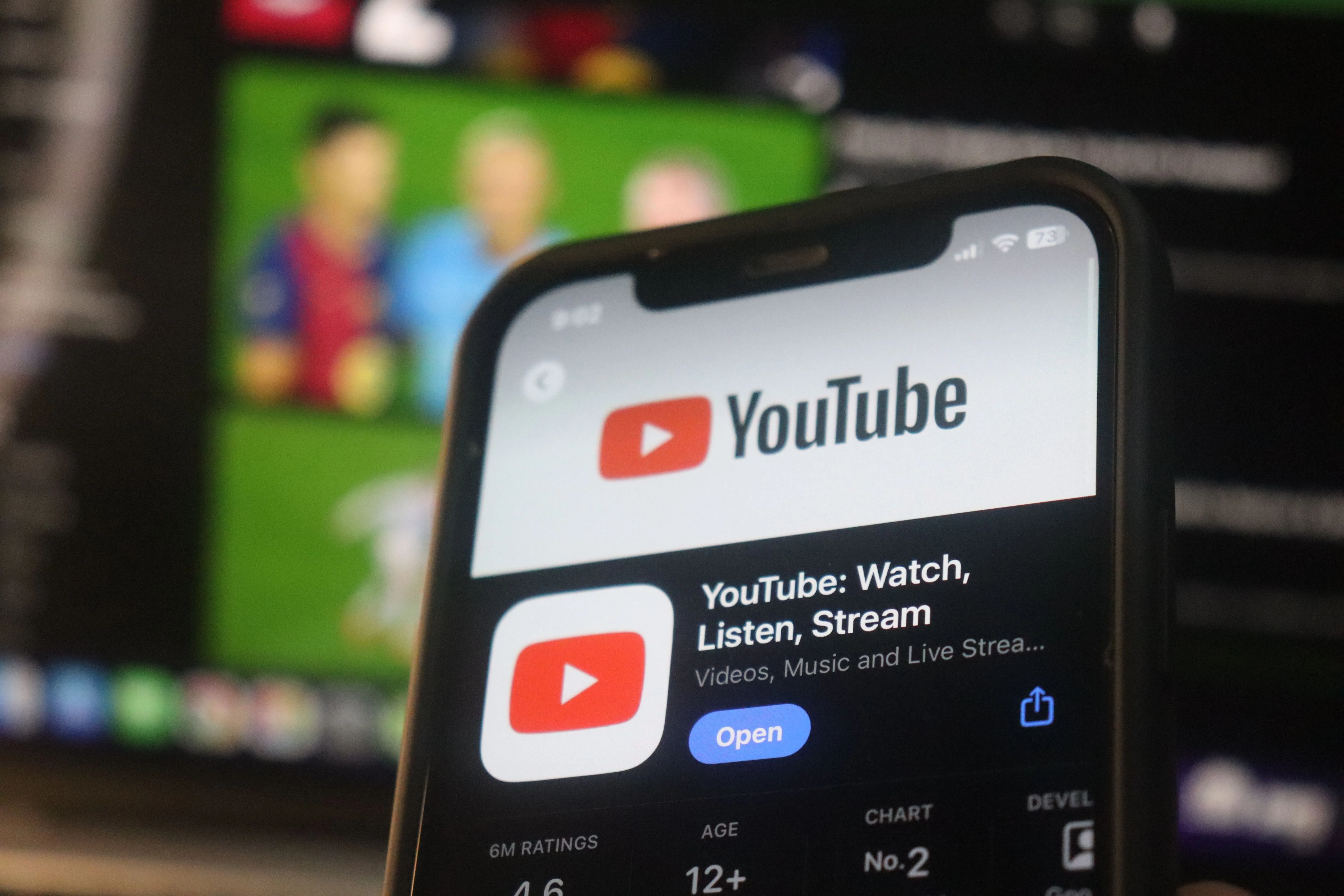 Giao diện ứng dụng YouTube trên điện thoại di động hiển thị các tùy chọn video, biểu tượng Shorts và nút điều hướng