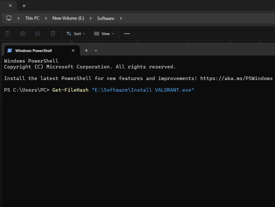 Giao diện Windows PowerShell với lệnh Get-FileHash đang được thực thi để lấy hàm băm của một tệp.