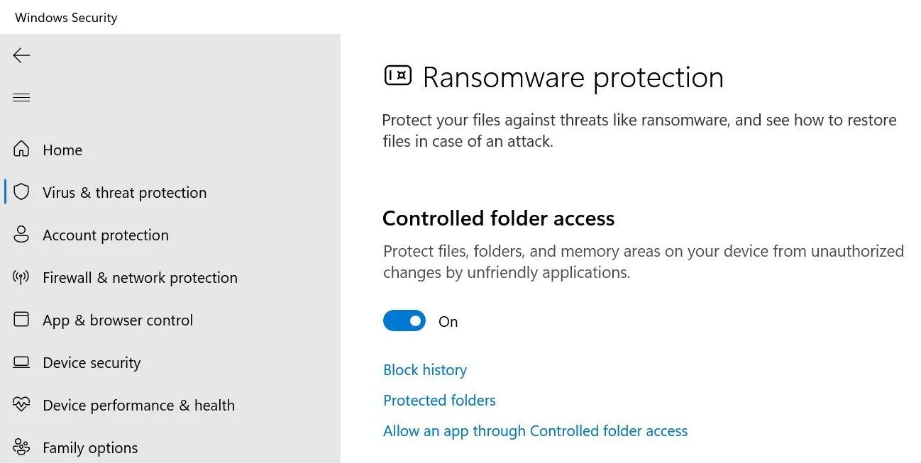 Giao diện Windows Security hiển thị cách bật Controlled folder access