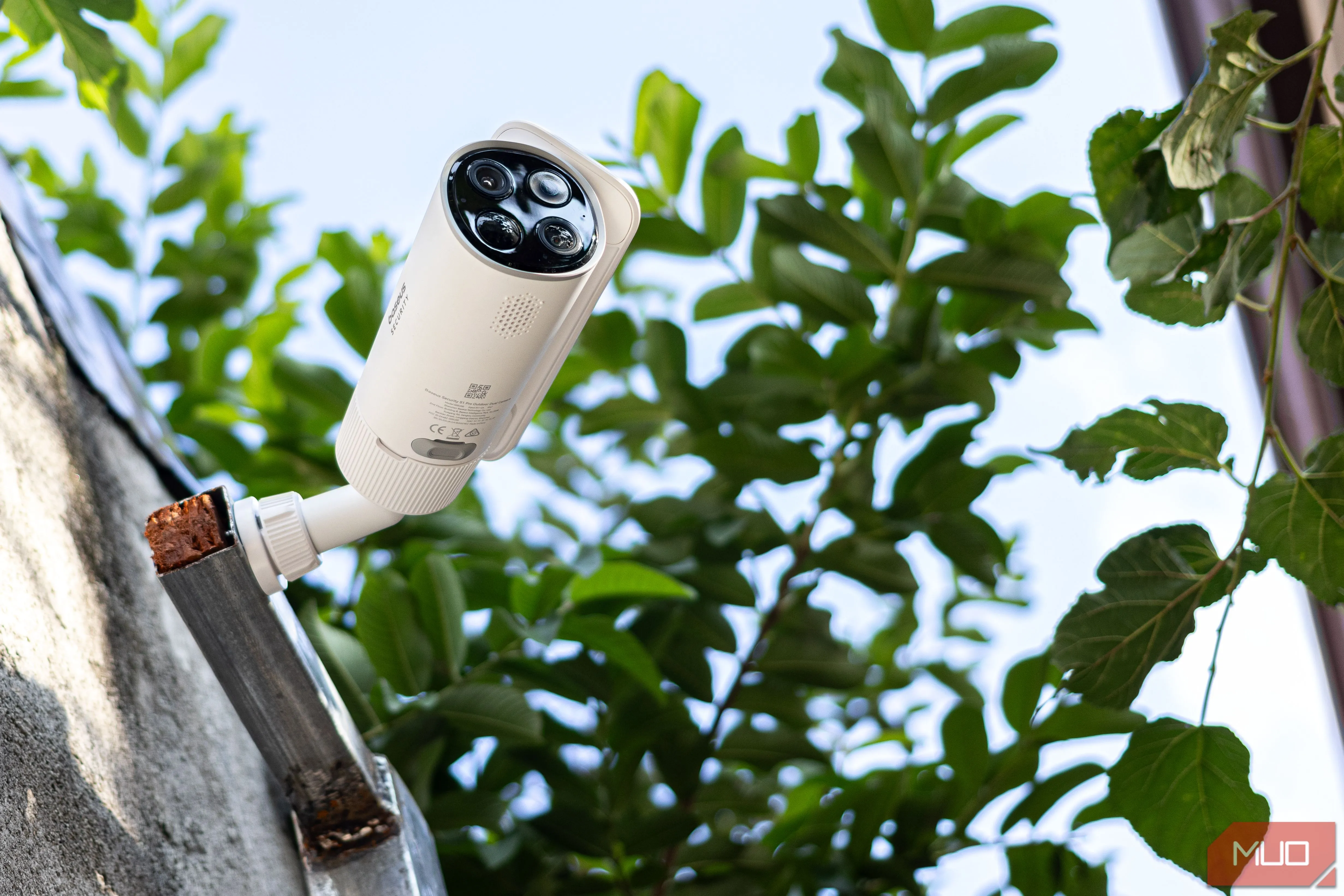 Góc nhìn cận cảnh camera Baseus S1 Pro tích hợp tấm pin mặt trời đang sạc