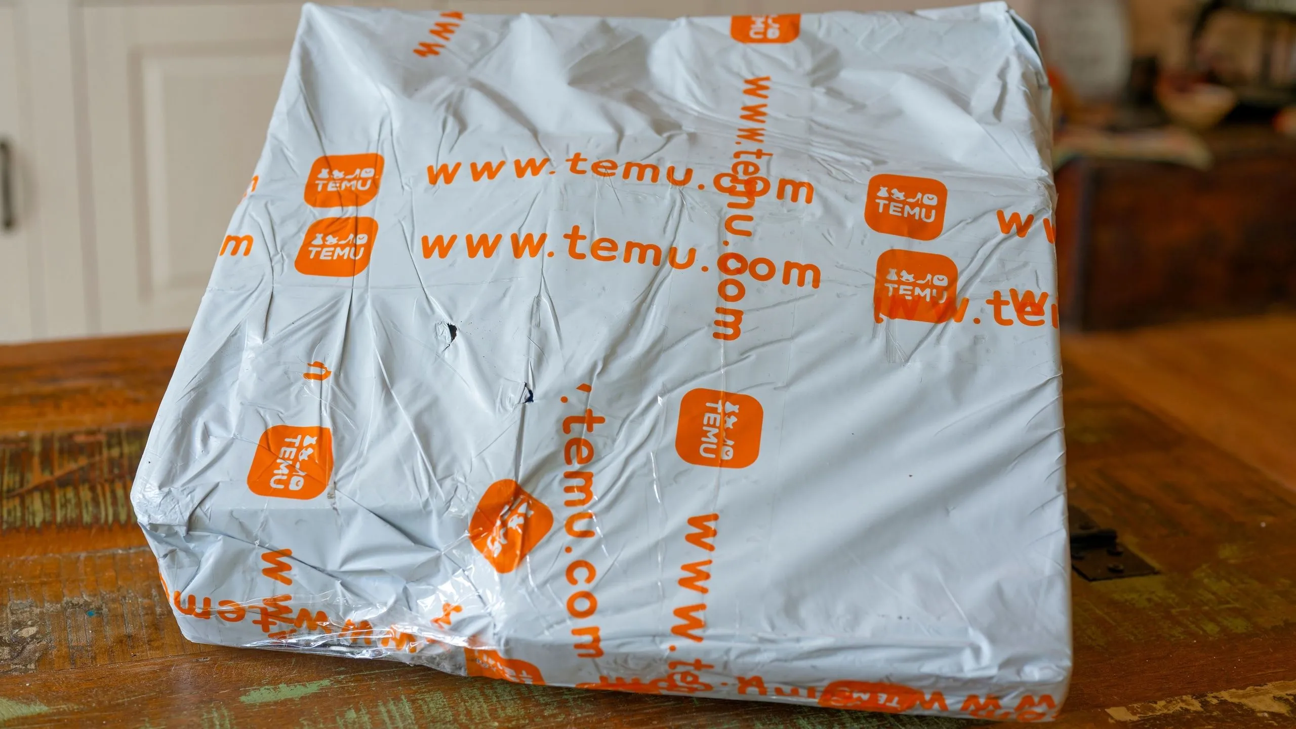 Gói hàng Temu trên bàn gỗ