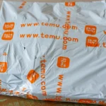 Gói hàng Temu trên bàn, minh họa cho việc điều chỉnh giá do thuế nhập khẩu tăng