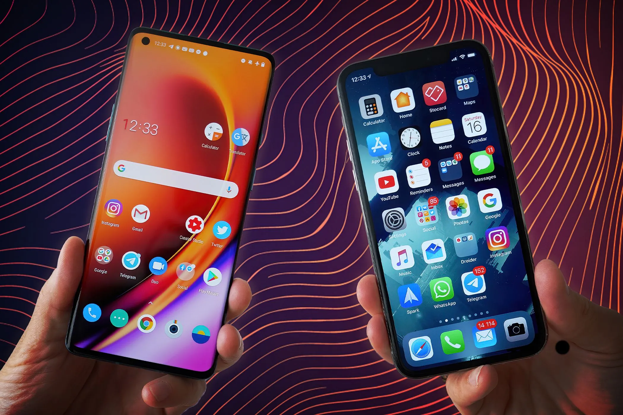 Hai bàn tay cầm song song iPhone và điện thoại Android, minh họa lợi ích của việc sử dụng cùng lúc hai thiết bị công nghệ.