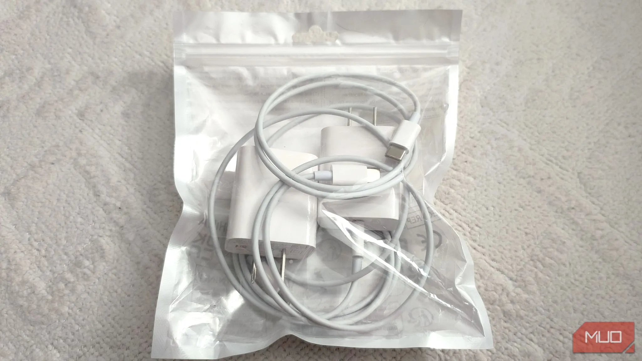 Hai bộ hub và cáp USB-C trong bao bì nhựa màu trắng