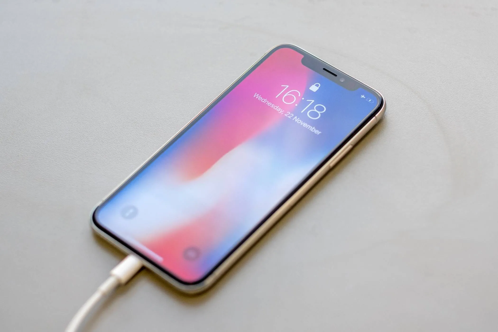 Hai chiếc iPhone được kết nối trực tiếp với nhau bằng cáp sạc để chuyển dữ liệu
