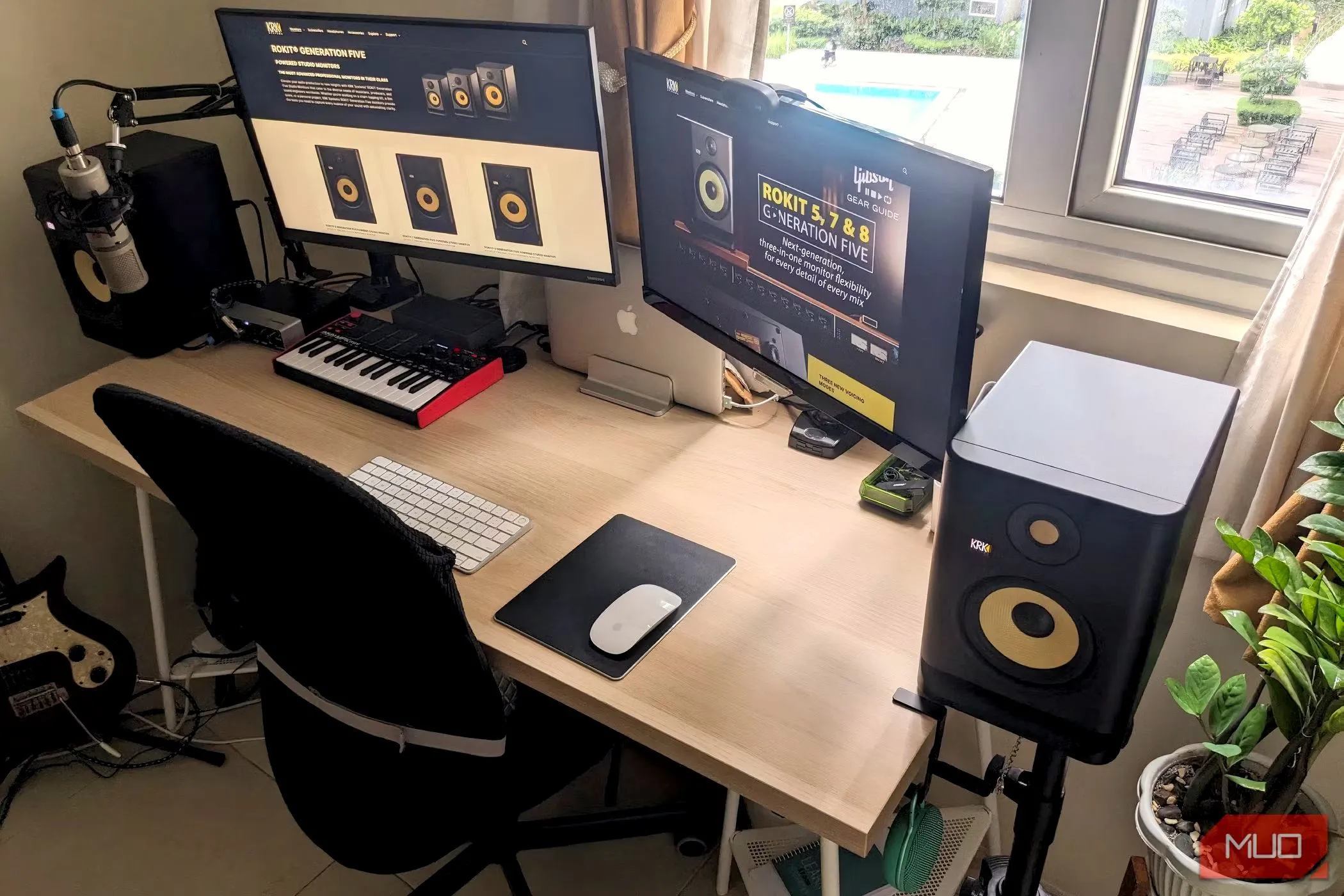 Hai loa ngoài đặt trên bàn làm việc, minh họa khả năng kết nối loa USB qua màn hình