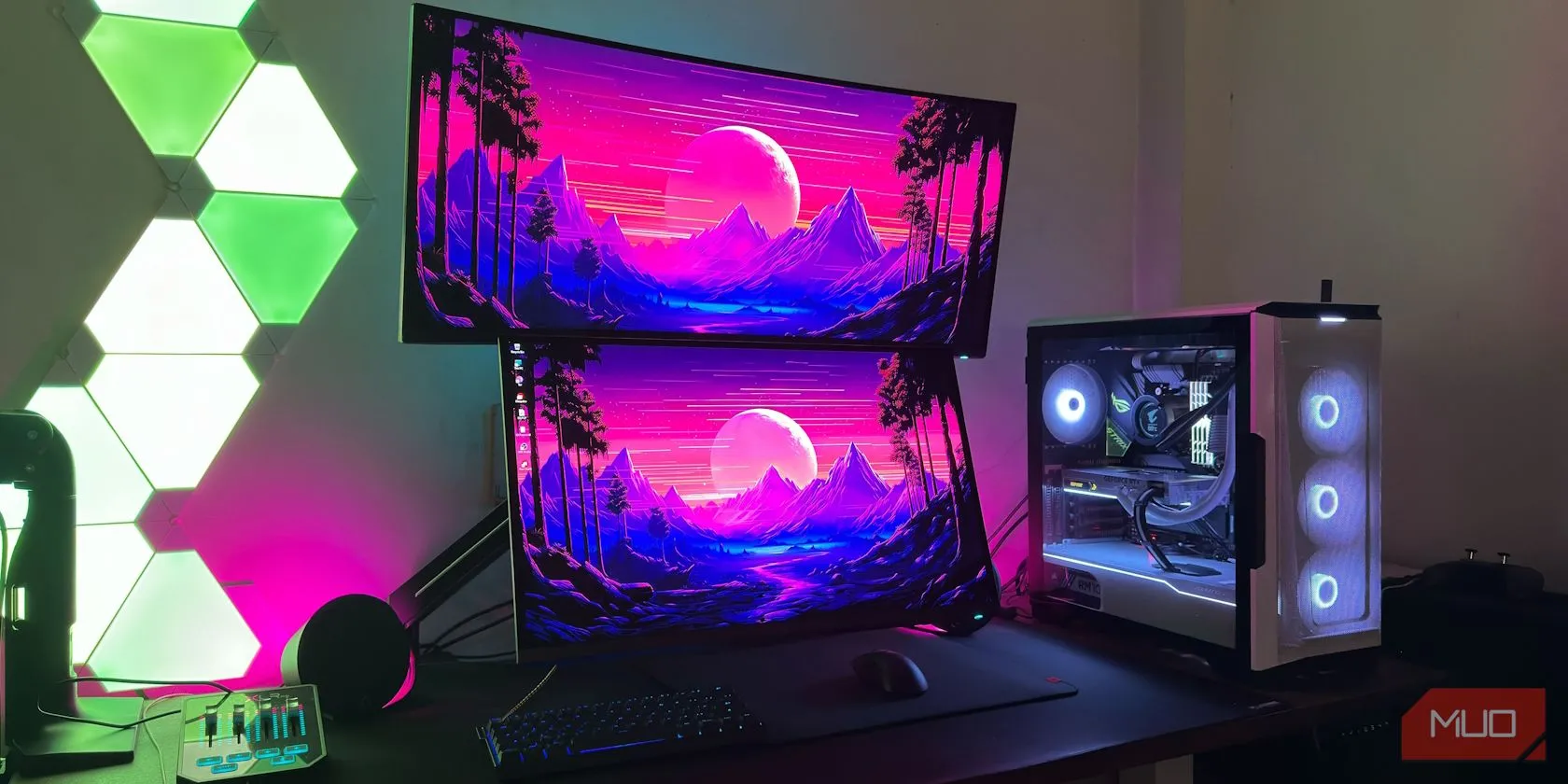 Hai màn hình OLED được gắn VESA trên bàn làm việc với bàn phím và chuột