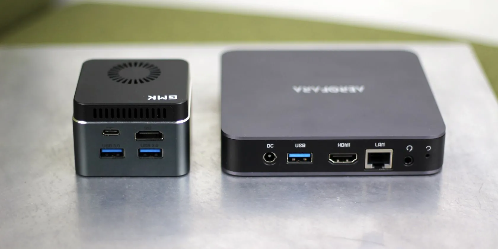 Hai mẫu máy tính mini PC: Aerofara Aero 2 Pro và Intel Nucbox 02, minh họa thiết kế nhỏ gọn và hiệu quả
