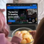 Hai người đang xem phim trên laptop, minh họa việc truy cập dịch vụ streaming bị giới hạn địa lý.