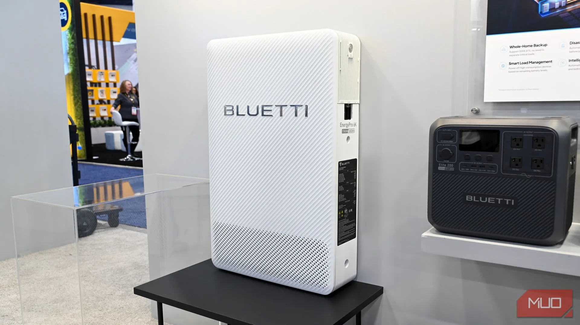 Hệ thống lưu trữ năng lượng gia đình Bluetti EnergyPro 6K màu trắng đặt cạnh tường.