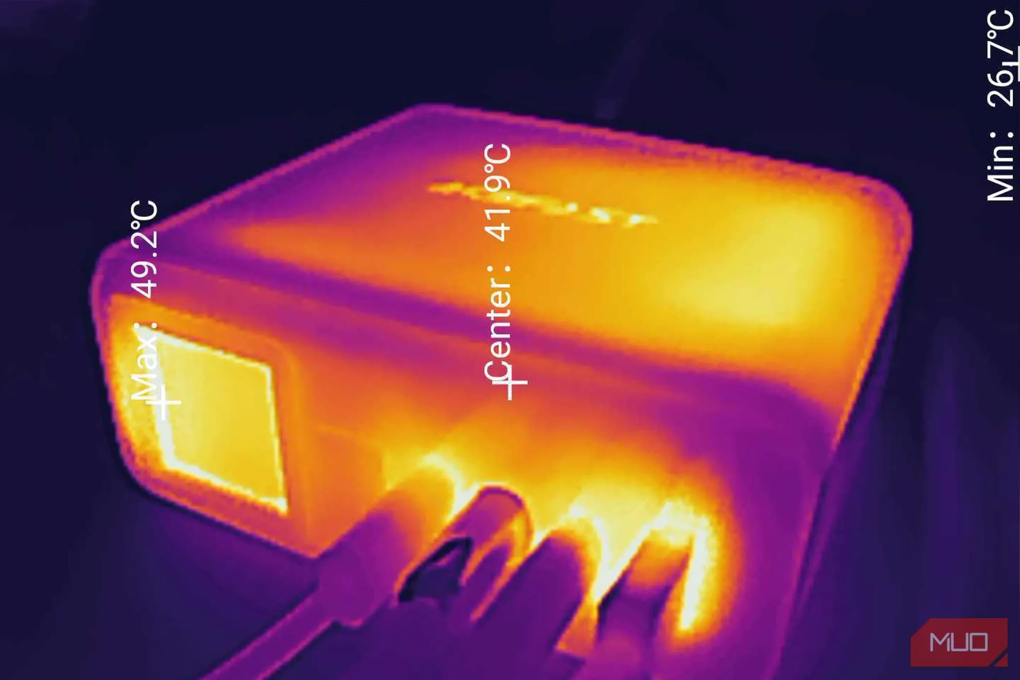 Hình ảnh bản đồ nhiệt (heatmap) thể hiện nhiệt độ cao bên trong một thiết bị điện tử, minh họa nguy cơ quá nhiệt gây hại cho ổ cứng