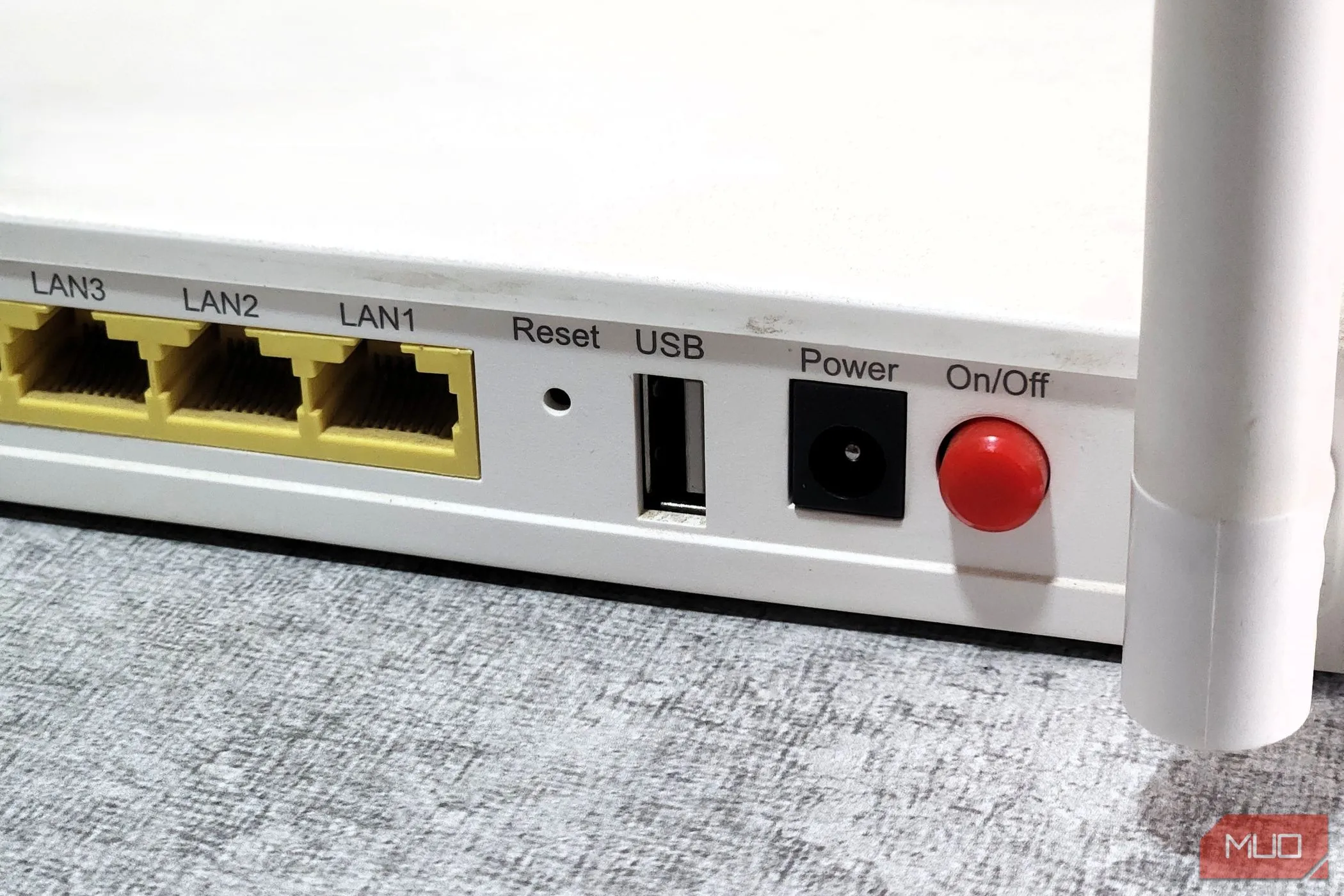 Hình ảnh cận cảnh cổng USB trên mặt sau của bộ định tuyến (router).