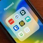 Hình ảnh logo các ứng dụng trình quản lý mật khẩu như LastPass hiển thị trên màn hình điện thoại thông minh, tượng trưng cho việc bảo mật mật khẩu di động.