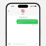 Hình ảnh minh họa iPhone 15 chạy iOS 18 hiển thị tin nhắn RCS với bong bóng màu xanh, cho thấy khả năng gửi tin nhắn chất lượng cao và các tính năng nâng cao giữa iPhone và Android.