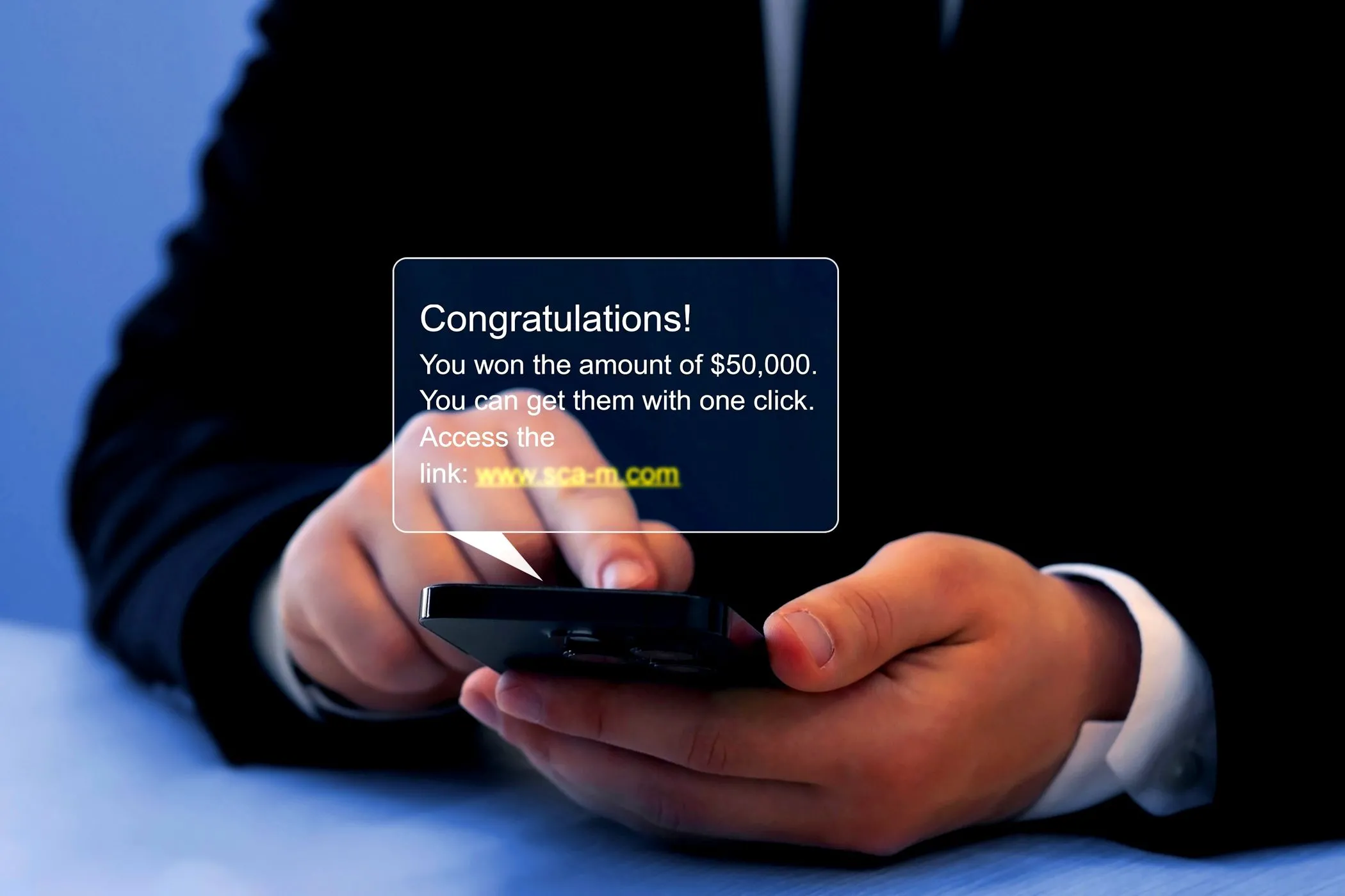 Hình ảnh một chiếc điện thoại thông minh hiển thị tin nhắn lừa đảo phishing, minh họa nguy cơ đánh cắp thông tin cá nhân qua các liên kết độc hại trên YouTube.