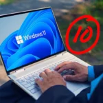 Hình ảnh một người đàn ông đang sử dụng laptop chạy Windows 11, bên cạnh là điểm số '10' biểu thị hiệu suất hoặc mức độ hài lòng, trong bối cảnh người dùng Windows 10 cân nhắc nâng cấp