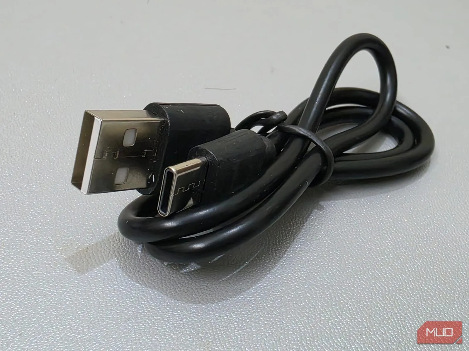 Hình ảnh một sợi cáp sạc rẻ tiền, chất lượng kém