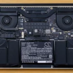Hình ảnh pin MacBook lộ ra, minh họa vấn đề pin nhỏ trên laptop mỏng nhẹ.
