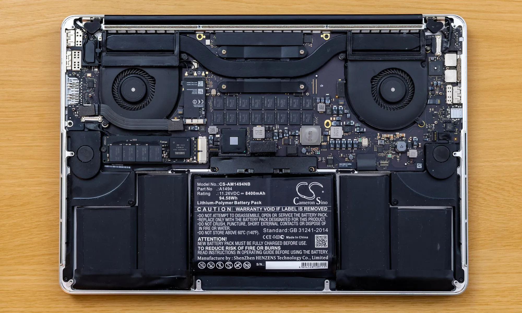 Hình ảnh pin MacBook lộ ra, minh họa vấn đề pin nhỏ trên laptop mỏng nhẹ.
