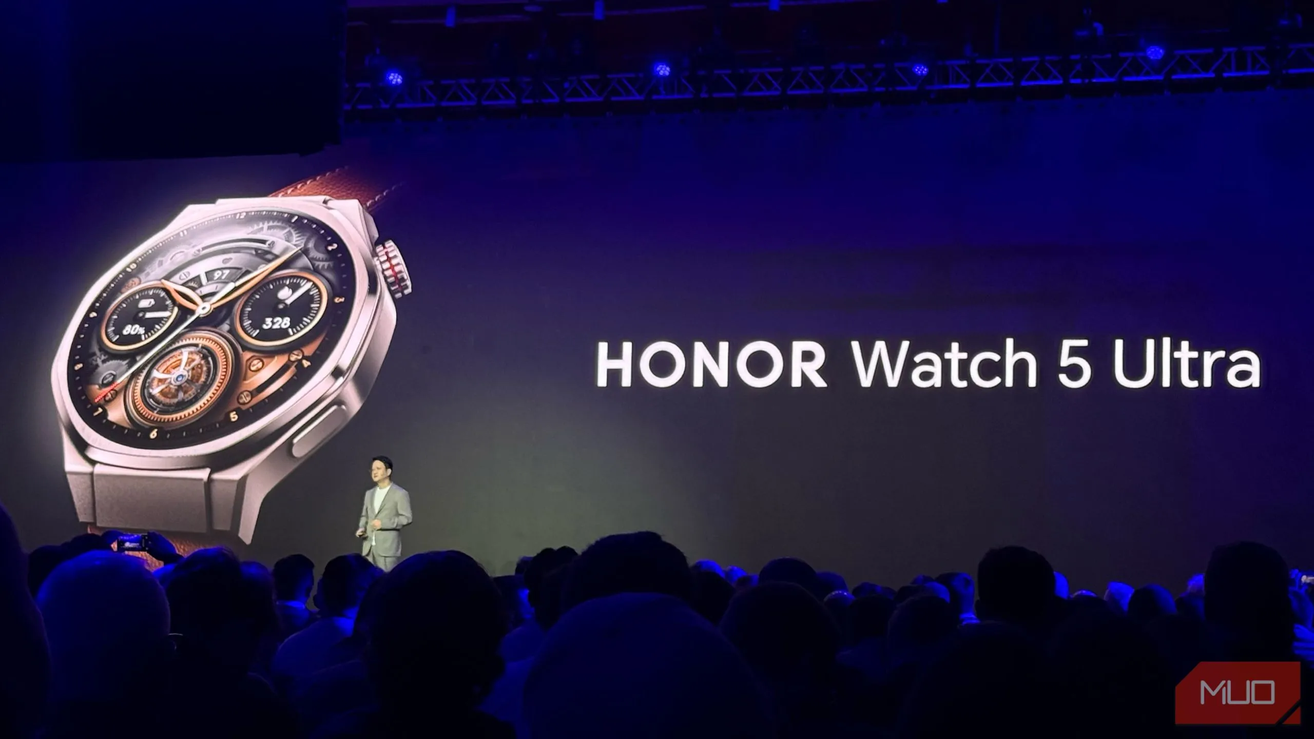Honor giới thiệu Honor Watch 5 Ultra tại buổi thuyết trình MWC 2025