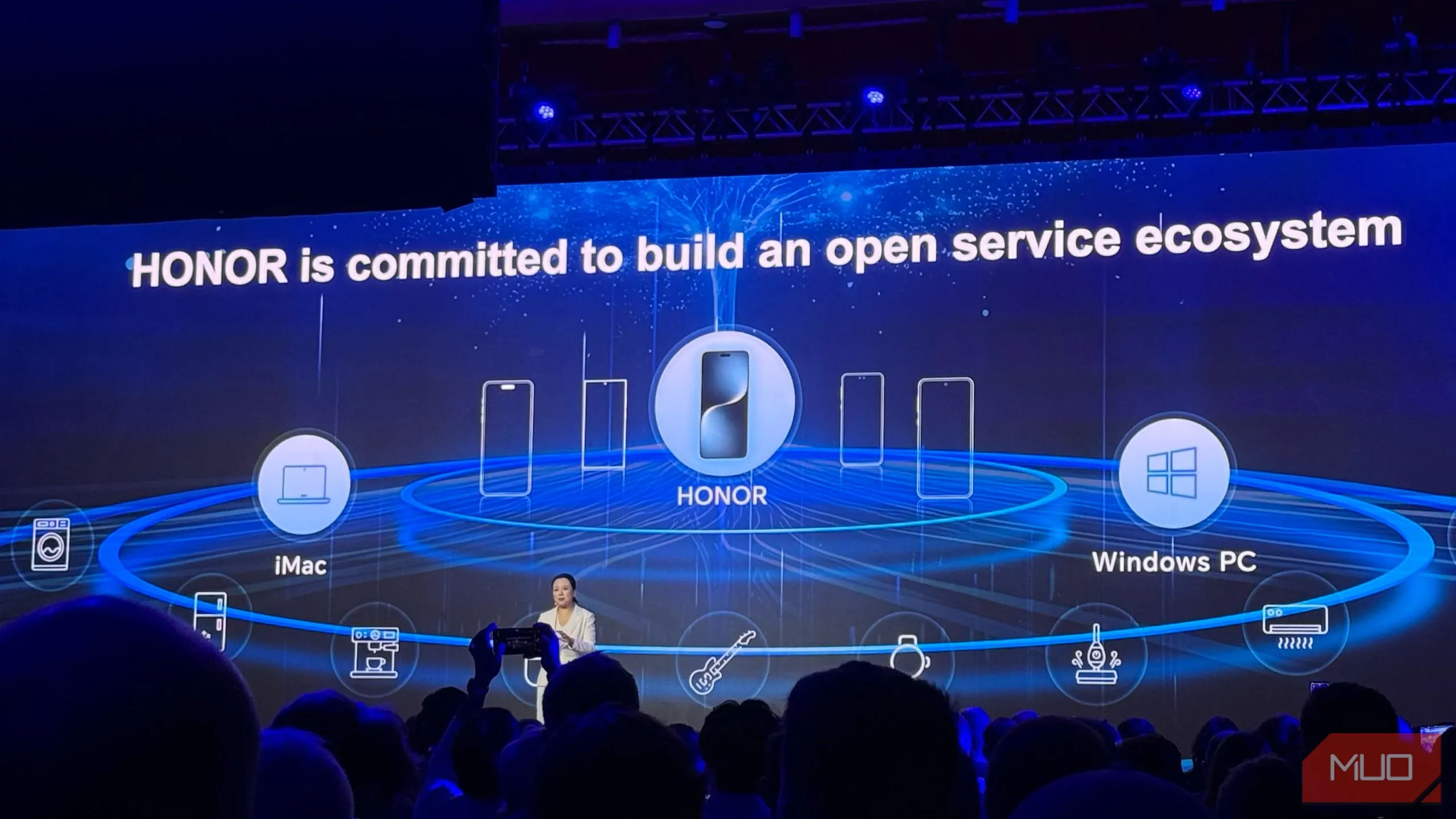 Honor trình bày tầm nhìn về hệ sinh thái dịch vụ AI mở tại MWC 2025