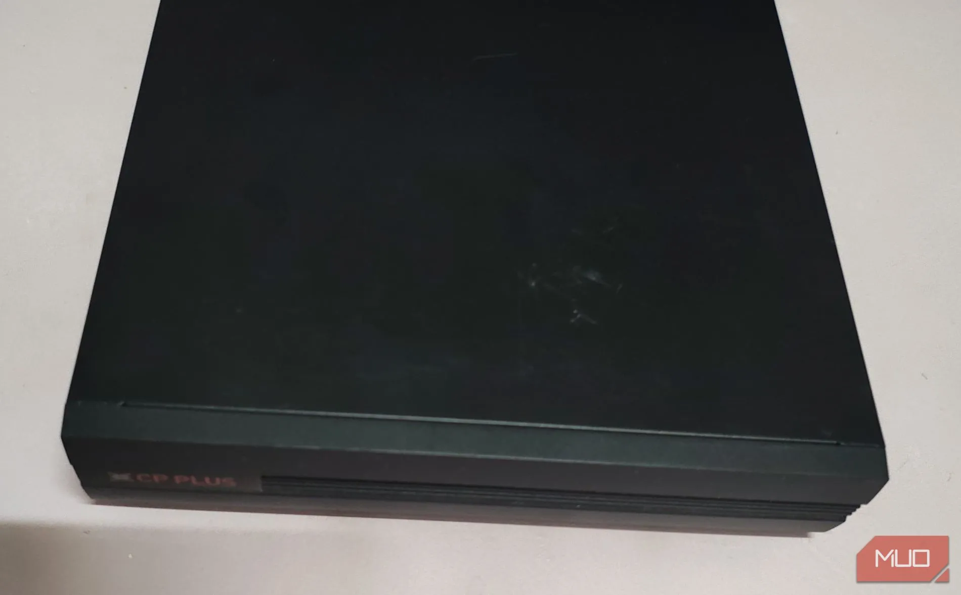Hộp đầu ghi hình DVR đặt trên bàn trắng, minh họa việc tận dụng ổ cứng cũ để lưu trữ dữ liệu camera an ninh.