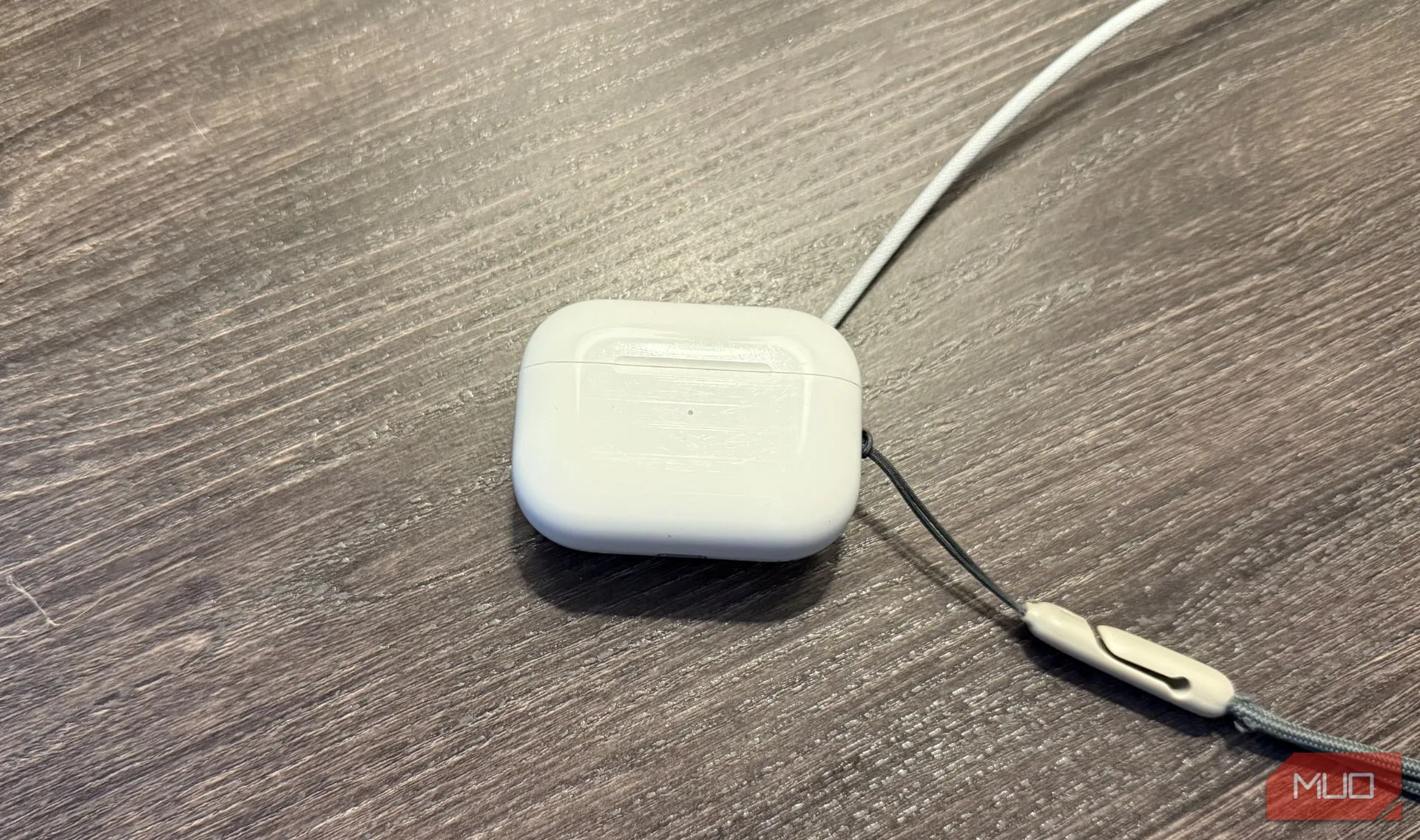 Hộp sạc AirPods Pro 2 đang sạc không dây bằng đế sạc Apple Watch, thể hiện khả năng sạc linh hoạt