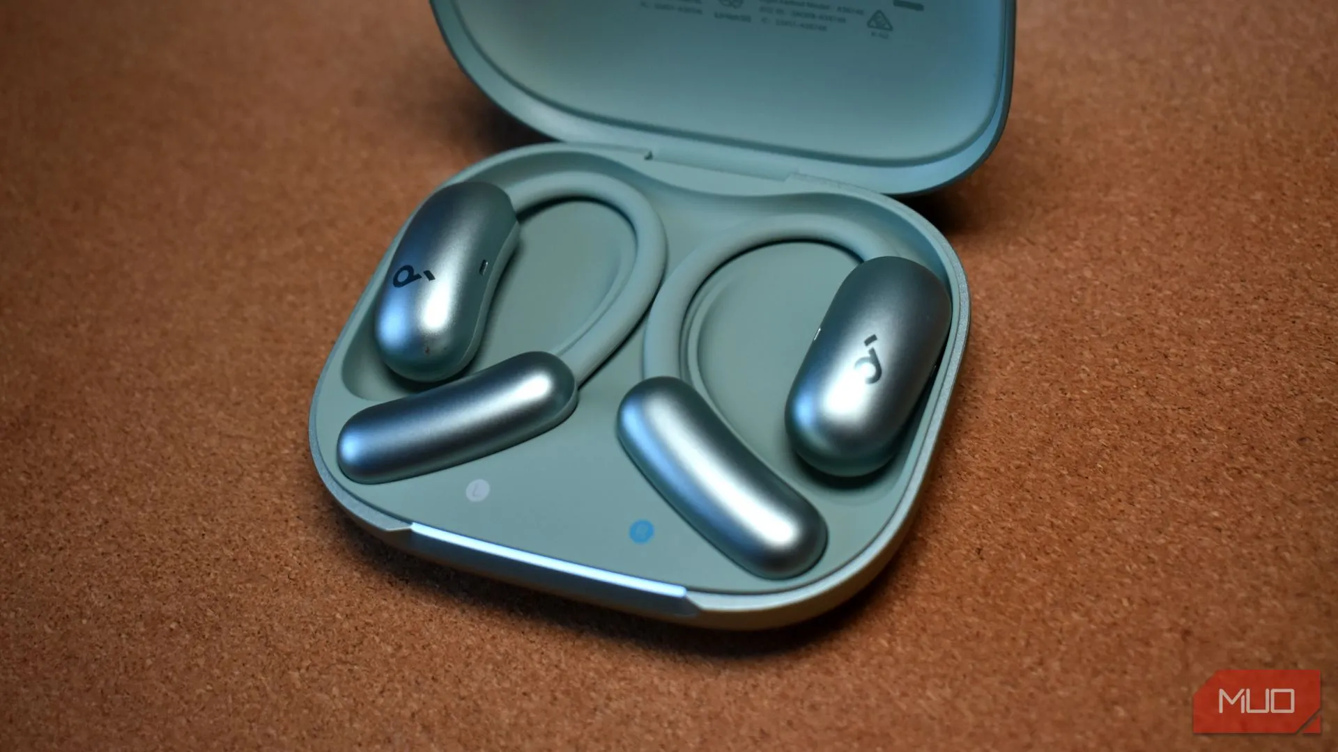 hộp sạc Soundcore AeroFit 2 với tai nghe bên trong, nhìn cận cảnh