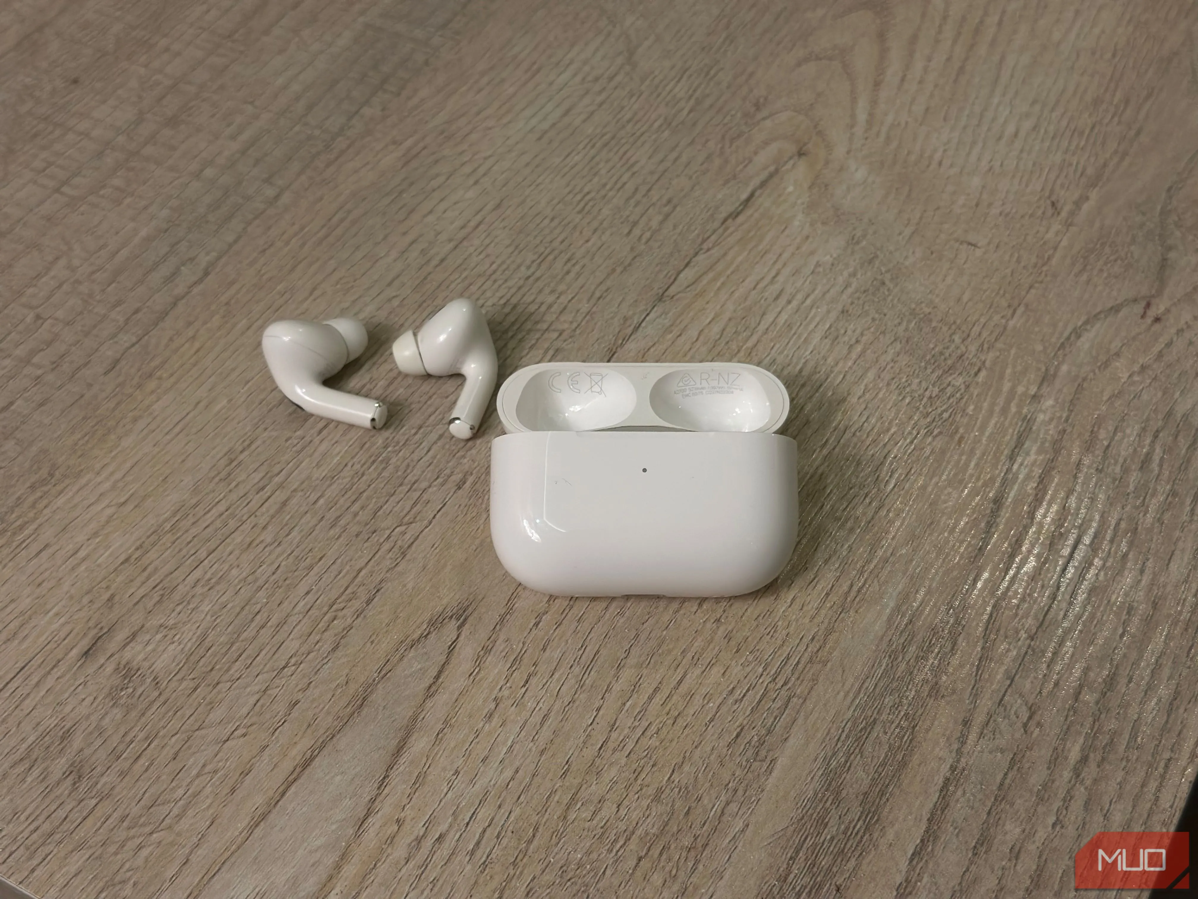 Hộp sạc và tai nghe AirPods đặt trên bàn