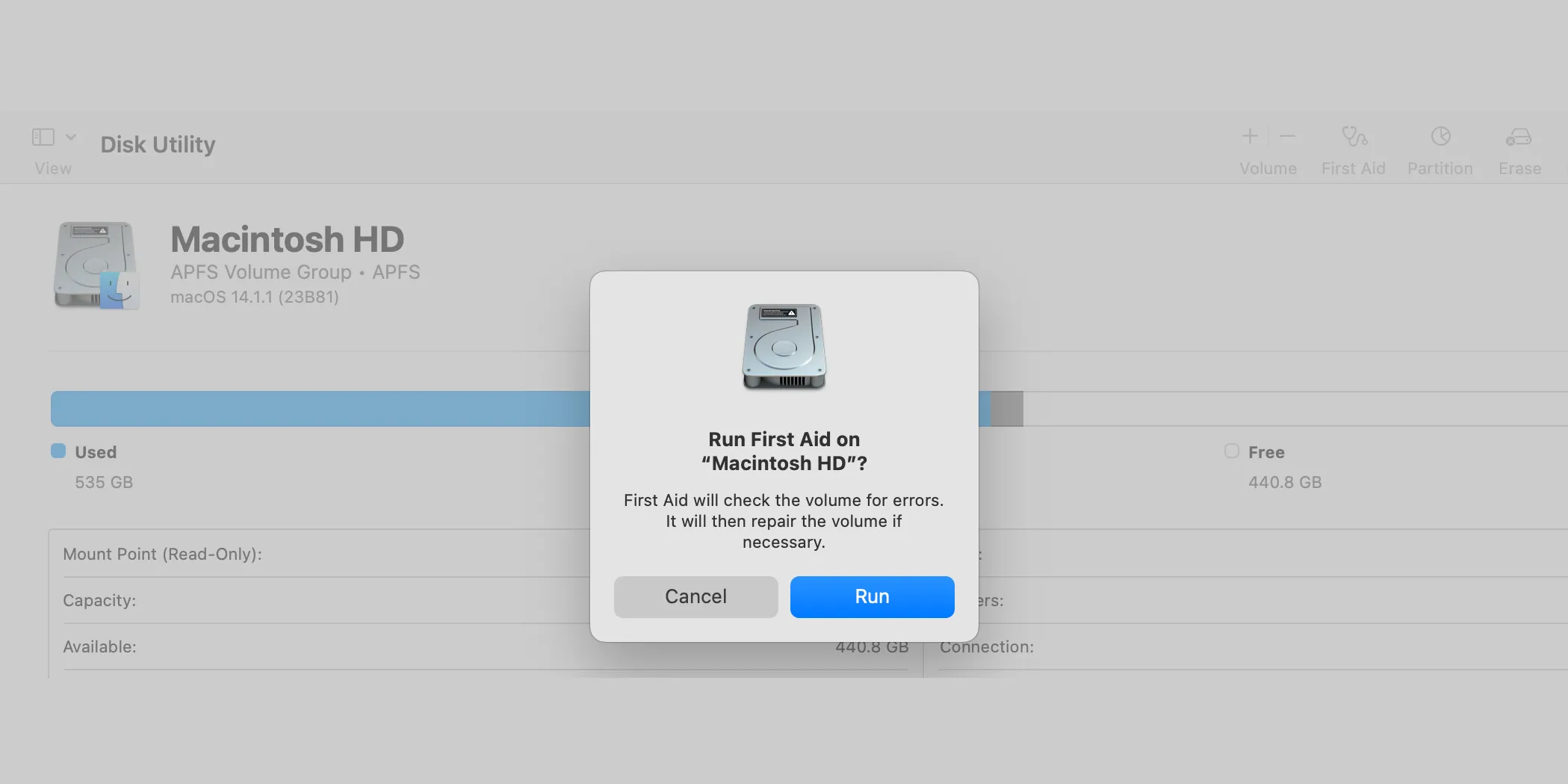 Hộp thoại chạy tính năng First Aid trong ứng dụng Disk Utility trên máy Mac