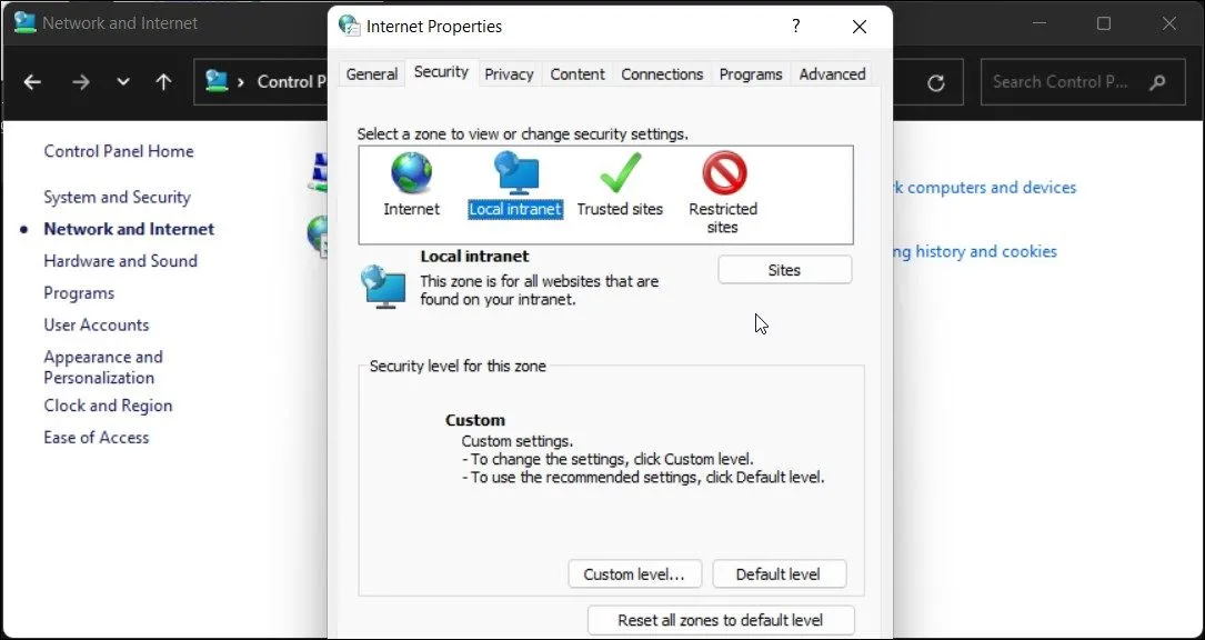 Hộp thoại Internet Properties hiển thị tab Security và tùy chọn Local intranet