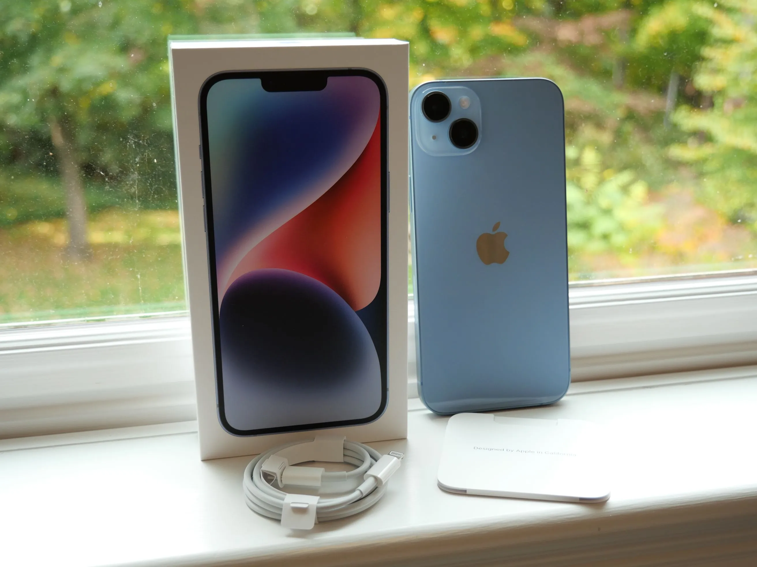 Hộp và phụ kiện bên trong iPhone 14 Plus