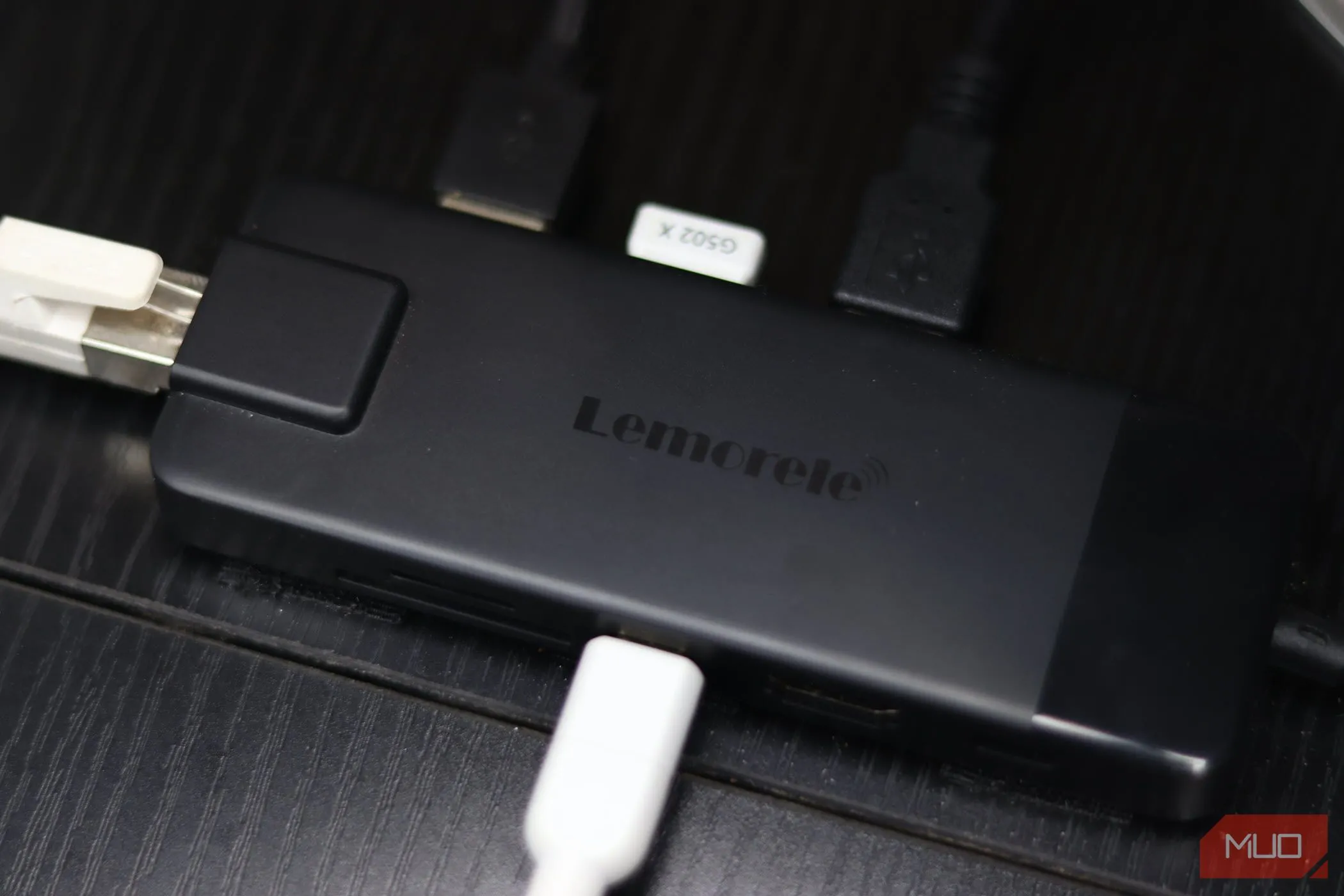 Hub USB-C màu đen giúp mở rộng cổng kết nối và tối ưu không gian bàn làm việc cho người dùng công nghệ.