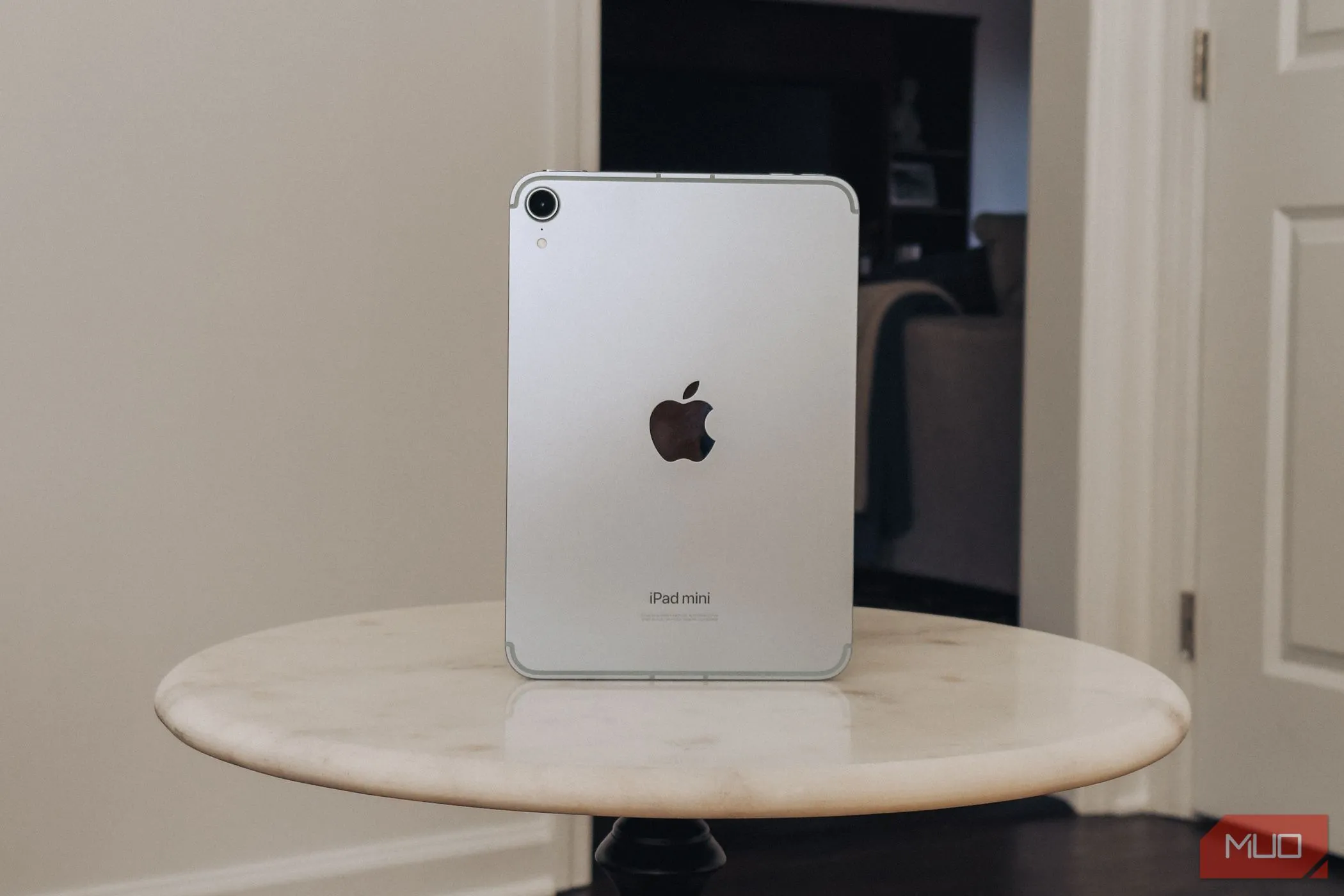 iPad Mini A17 Pro đang sạc trên bàn đá, minh họa thời lượng pin tốt nhưng tốc độ sạc còn hạn chế.
