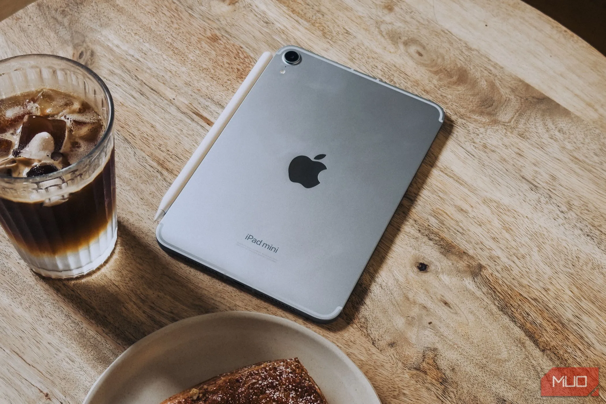 iPad Mini A17 Pro đặt trên bàn cà phê, thể hiện khả năng sử dụng linh hoạt trong các hoạt động hàng ngày.