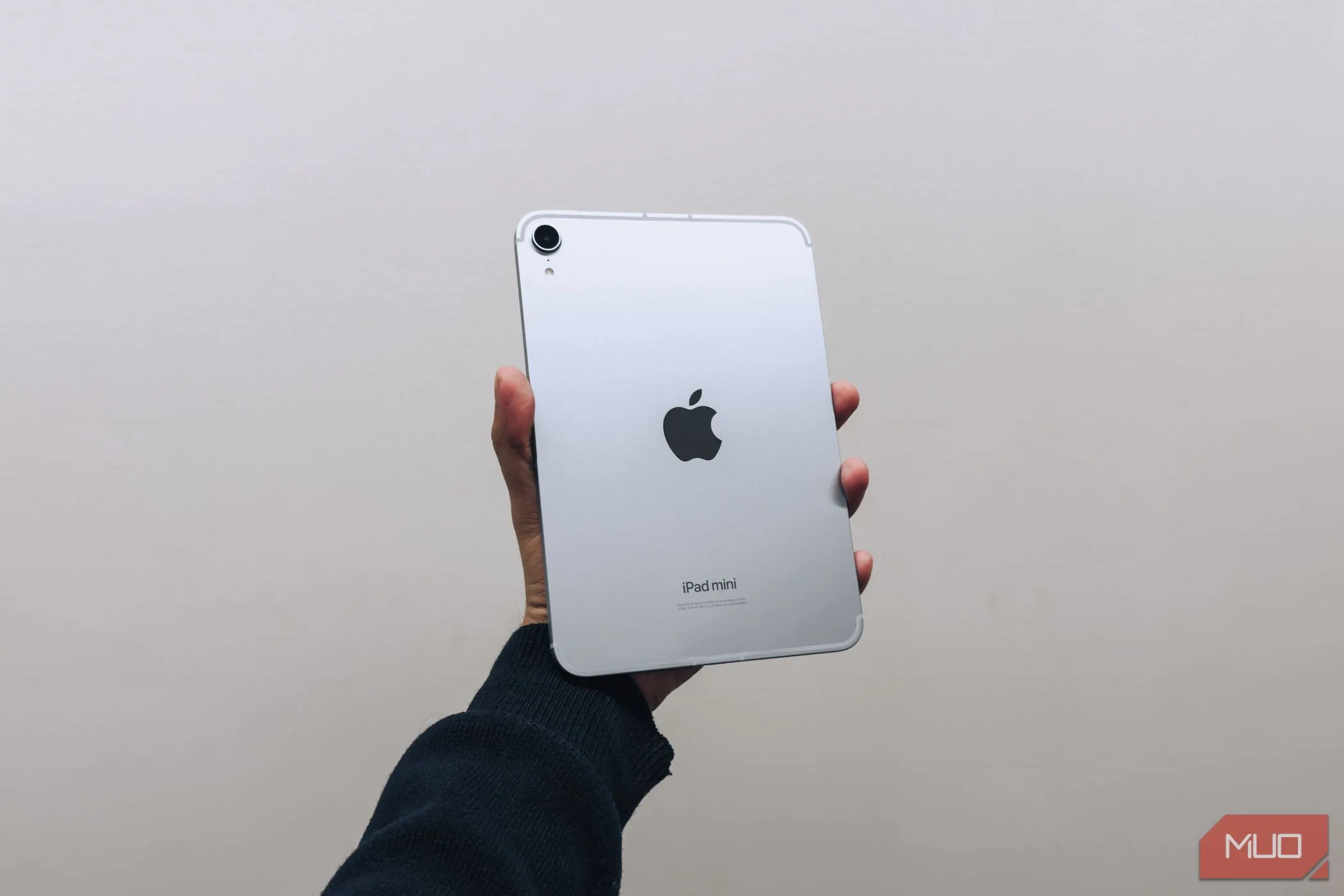 iPad Mini A17 Pro trong tay, nhấn mạnh thiết kế nhỏ gọn lý tưởng cho trải nghiệm máy tính bảng đích thực.