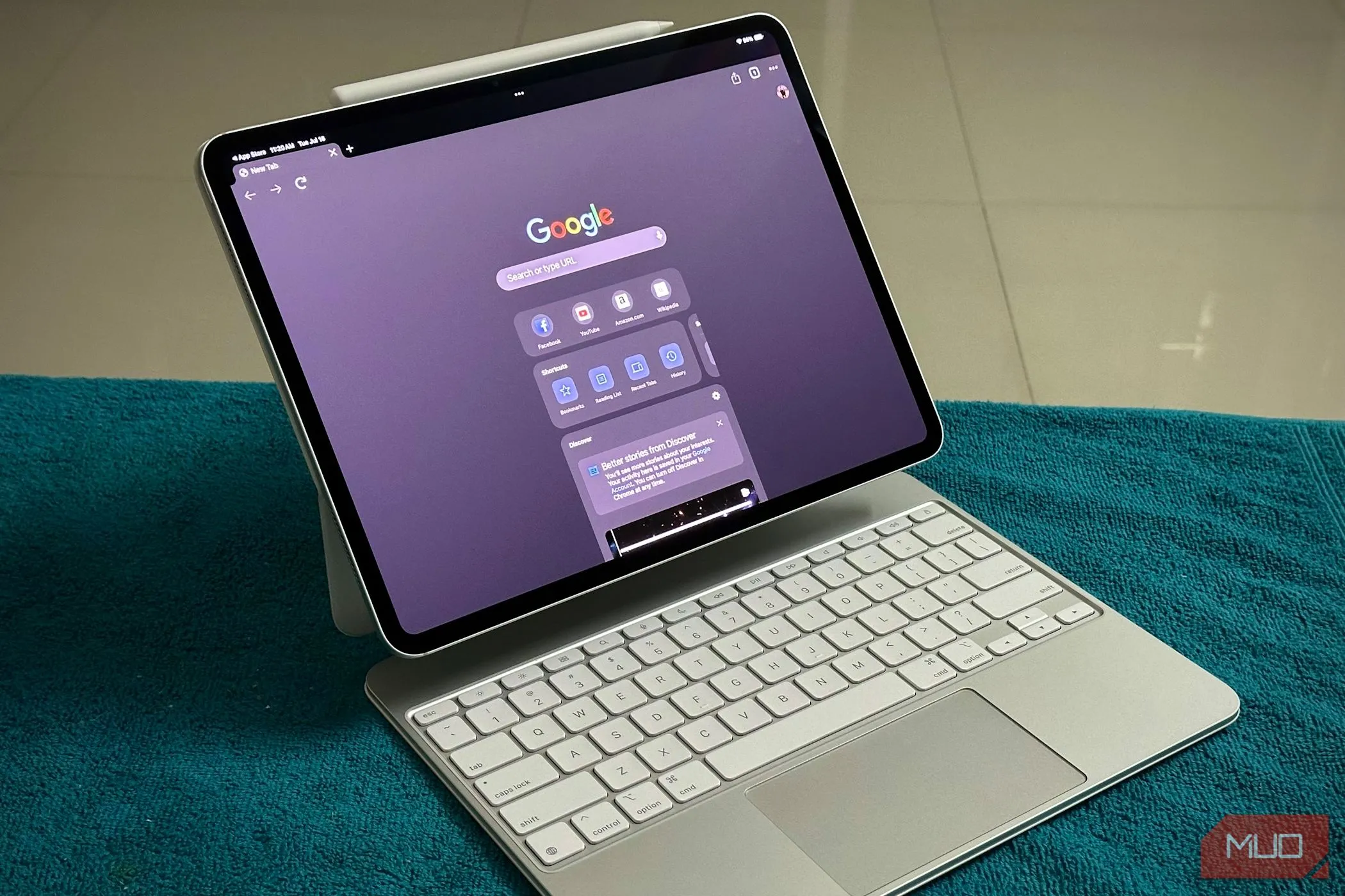 iPad Pro đang chạy Google Chrome, gắn kèm Magic Keyboard, thể hiện nỗ lực cải thiện trải nghiệm gõ phím trên máy tính bảng.