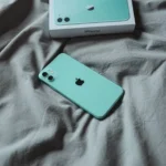 iPhone 11 nằm trên chăn mềm