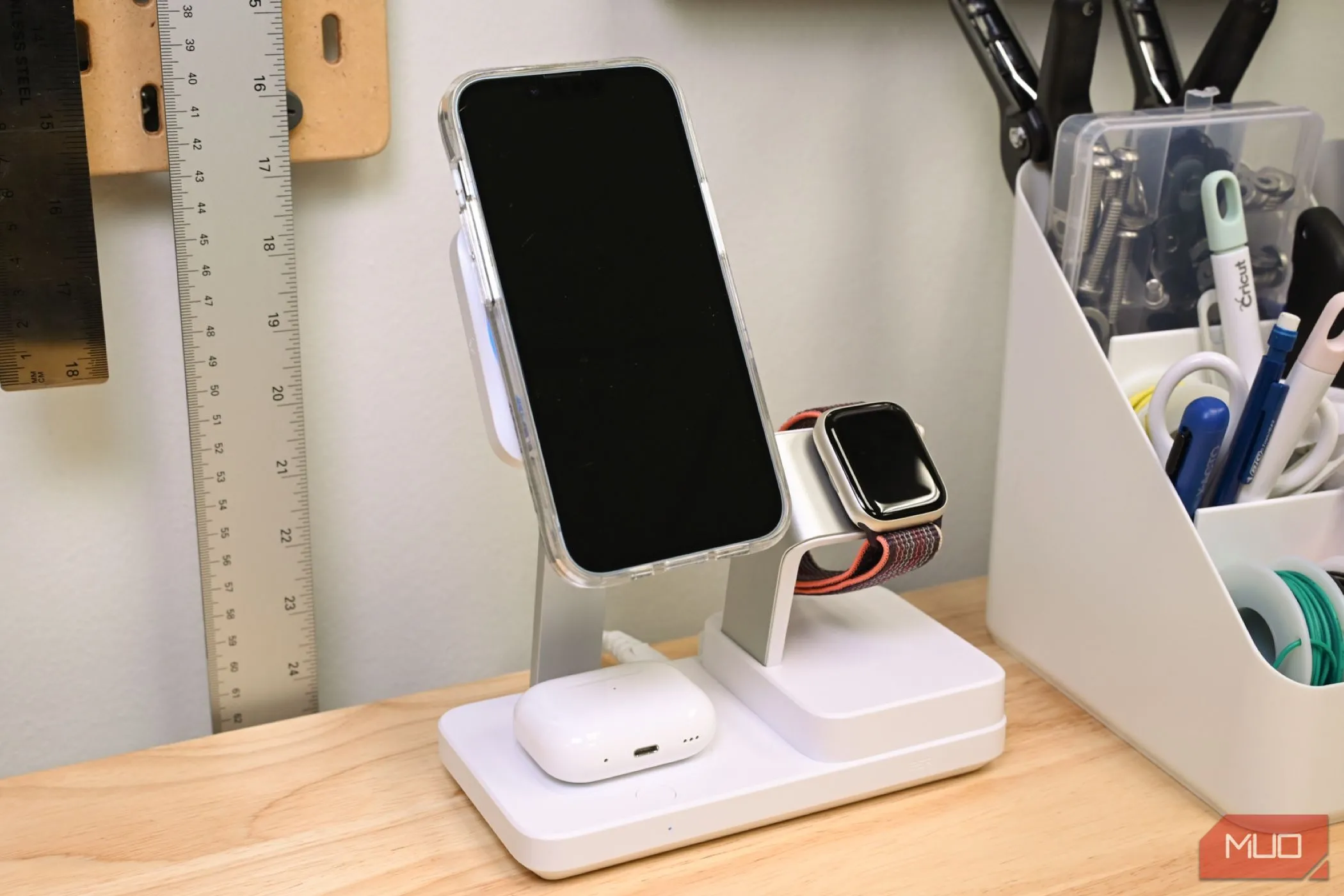 iPhone, AirPods và Apple Watch đang sạc trên đế sạc đa năng ESR 100W 6 trong 1 với công nghệ MagSafe/Qi2