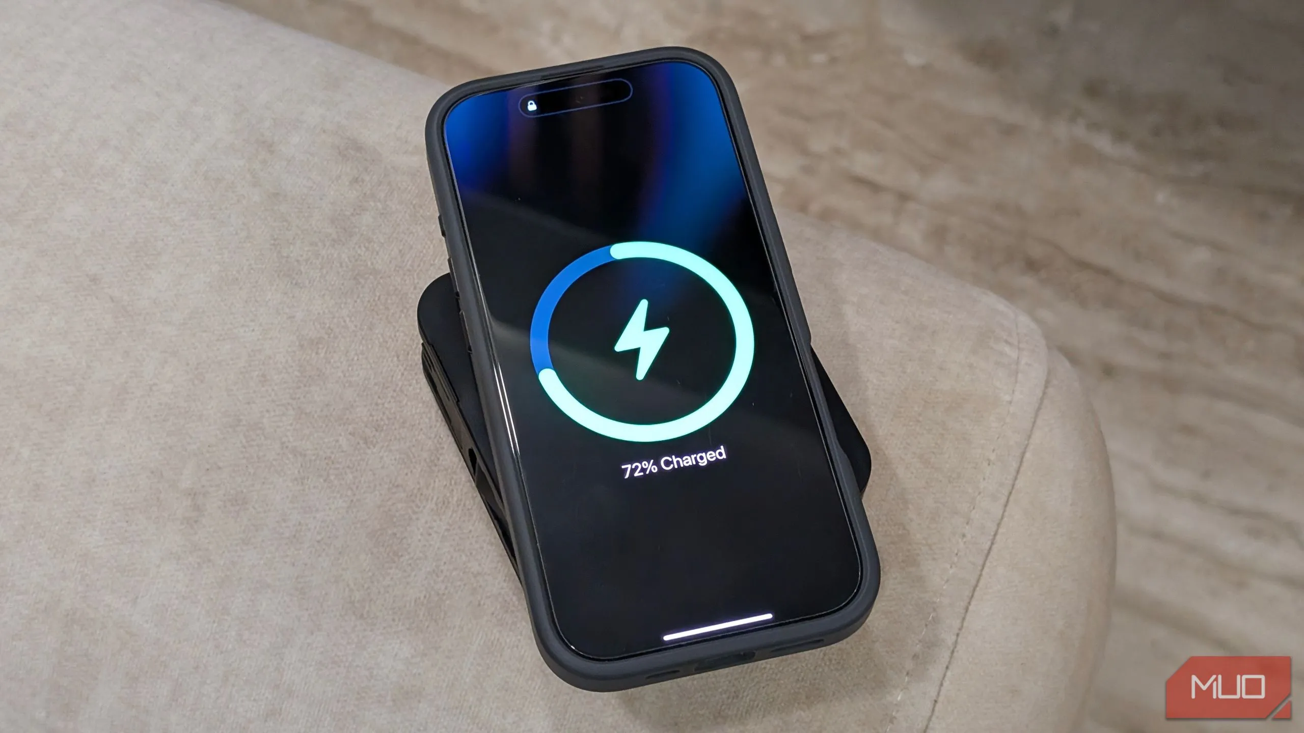 iPhone đang sạc không dây qua tính năng Qi2 trên sạc dự phòng InfinaCore P3 Pro