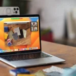 iPhone được gắn trên màn hình MacBook, minh họa tính năng Continuity Camera biến iPhone thành webcam chất lượng cao
