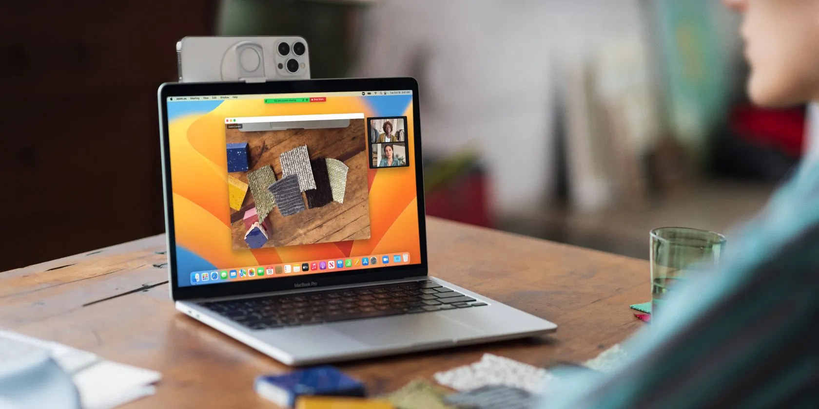 iPhone được gắn trên màn hình MacBook, minh họa tính năng Continuity Camera biến iPhone thành webcam chất lượng cao
