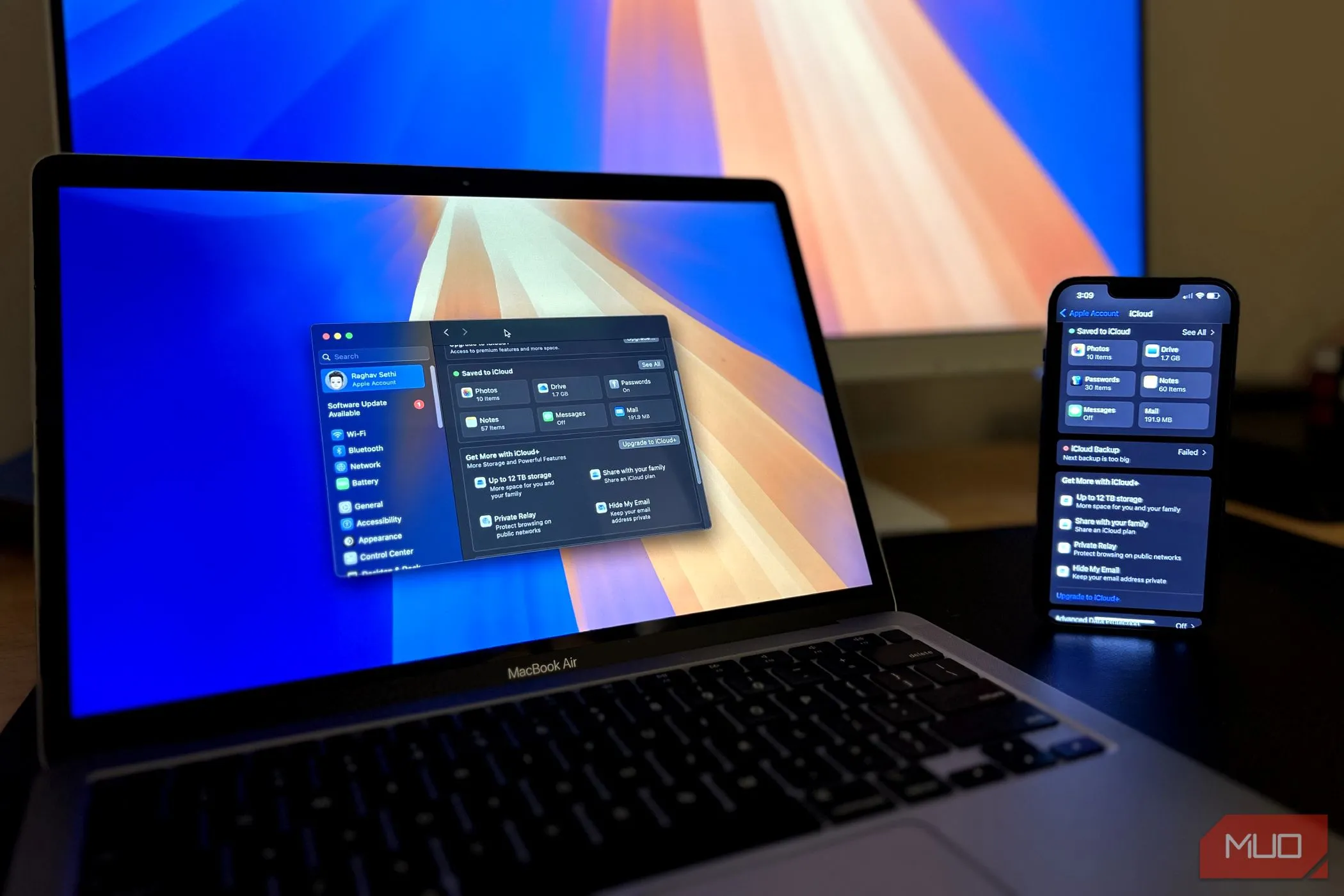 iPhone và MacBook đang mở menu quản lý sao lưu, thể hiện việc kết nối hai thiết bị