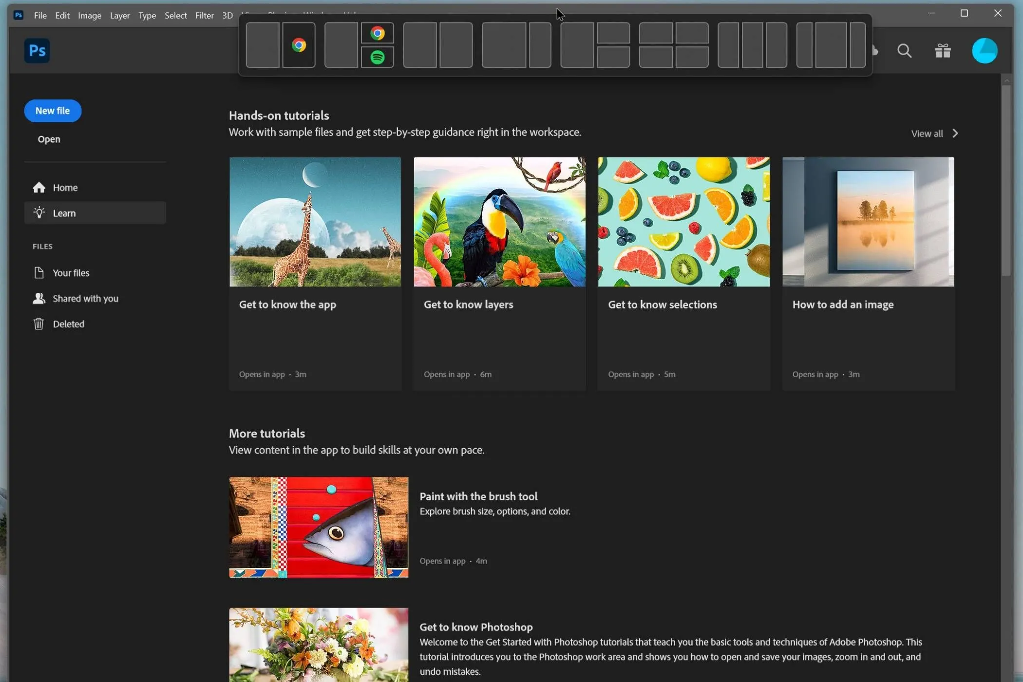 Kéo ứng dụng Photoshop lên đầu màn hình để hiển thị tùy chọn chia cửa sổ (Snap Layouts) trên Windows 11