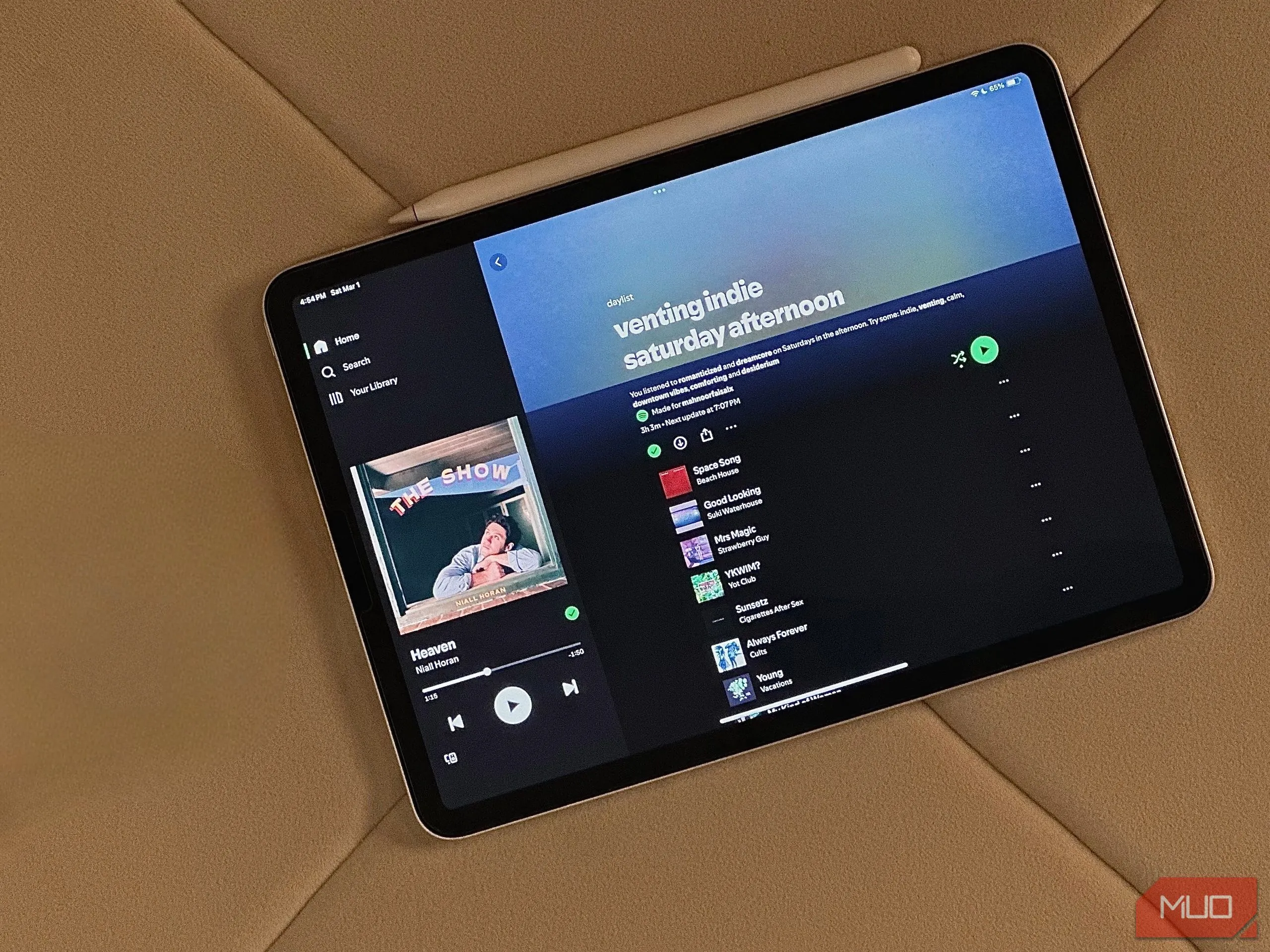 Kết quả xóa hộp AirPods bằng công cụ Remove Object của Adobe Express trên iPad